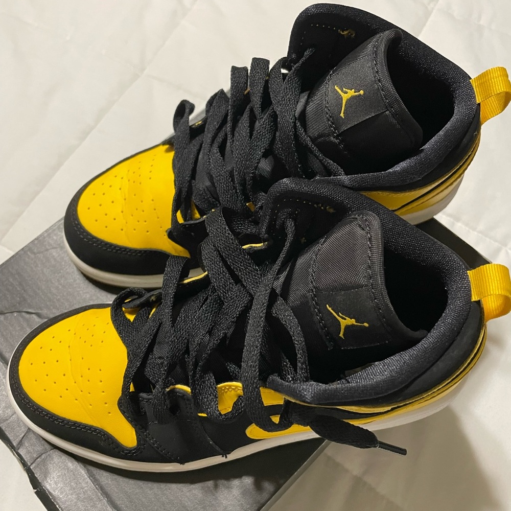 Jordan sneaker in excellent condition like new size 21/2 kids retro ones